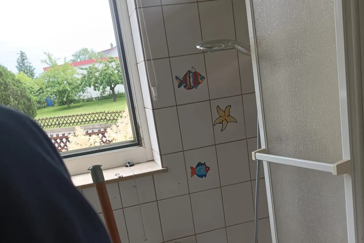 Professionell gereinigtes Badezimmer mit Wanne und Fliesen in einer Wohnung in Kassel