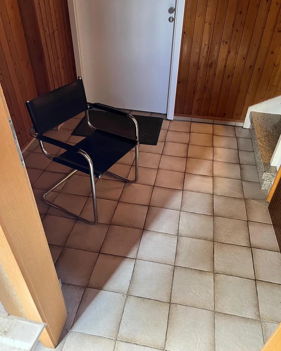 Eingangsflur mit Fliesenboden und Holzvertäfelung nach Gebäudereinigung in Kassel